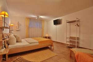 una camera con letto e TV a parete di Sunshine-Residenz Sunshine Residenz Appartement 2 a Timmendorfer Strand