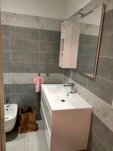 uma casa de banho com um lavatório, um WC e um espelho. em Residenza Il principe, Bilocale 2 in centro em Parma