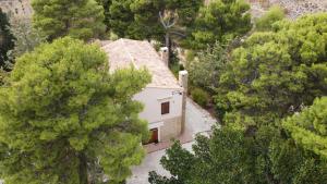 Vue aérienne d'une maison dans une forêt dans l'établissement Villa Casale Settesoldi, à Salemi