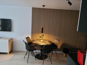 una sala da pranzo con tavolo e sedie di Apartament z sauną Polanica-Zdrój a Polanica-Zdrój