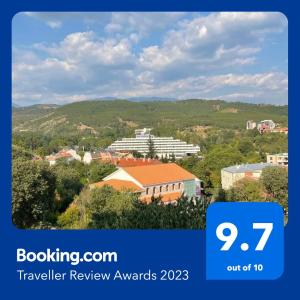 um panfleto para um prémio de avaliação de viagens com uma fotografia de uma cidade em The View em Sandanski