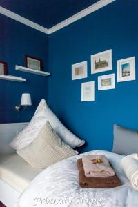a blue bedroom with a bed and a blue wall at Friendly Home - Einzelappartement "Trust" Köln Bonn Phantasialand in Brenig