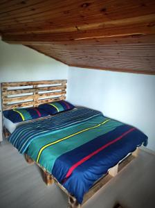 a bed in a bedroom with a wooden ceiling at Ağva'da Villa in Sile