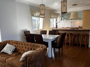 a living room with a couch and a table with chairs at No podrás olvidarlo in Baiona