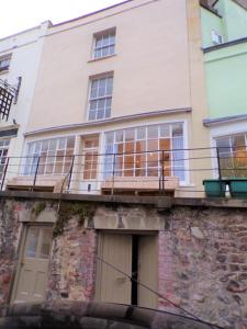 ein Gebäude mit Balkon darüber in der Unterkunft Quirky 3 Bedroom Town House in Clifton, Bristol in Bristol