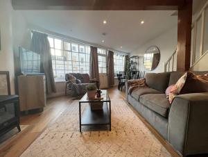 uma sala de estar com um sofá e uma mesa em Quirky 3 Bedroom Town House in Clifton, Bristol em Bristol
