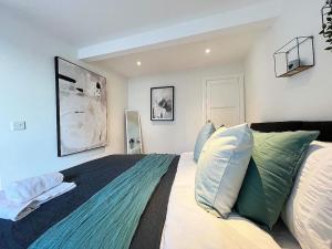 Un pat sau paturi într-o cameră la Quirky 3 Bedroom Town House in Clifton, Bristol