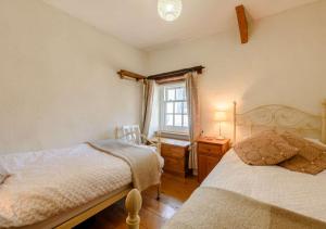 מיטה או מיטות בחדר ב-Bwthyn Clyd - St Davids