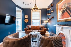 a living room with a couch and a fireplace at The Woodford Hotel in Versailles