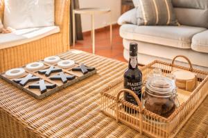 - une bouteille de vin sur une table dans le salon dans l'établissement Casa da Olides - T3, à Santana