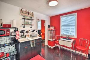 Photo de la galerie de l'établissement Retro-Style Studio in Historic Downtown Home!, à Daytona Beach