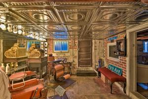 デイトナビーチにあるRetro-Style Studio in Historic Downtown Home!の格天井と家具付きのリビングルーム