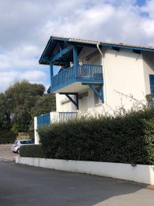 un edificio blanco con un balcón azul en Bidart côte basque T3 250 mètres de la plage 3***, en Bidart