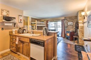 kuchnia ze zlewem i blatem w obiekcie Walk to Ski Lift and Village Lovely Kirkwood Condo! w mieście Kirkwood