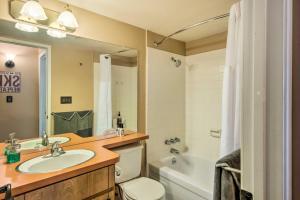 łazienka z umywalką, toaletą i wanną w obiekcie Walk to Ski Lift and Village Lovely Kirkwood Condo! w mieście Kirkwood +17 zdjęć