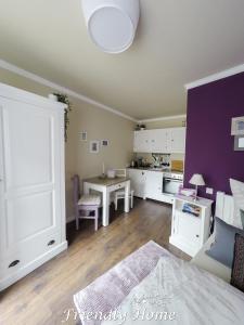 Zimmer mit Küche und Wohnzimmer in der Unterkunft Friendly Home - Einzelappartement "Calm" Köln Bonn Phantasialand in Brenig