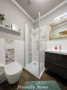 een badkamer met een douche, een toilet en een wastafel bij Friendly Home - Einzelappartement "Calm" Köln Bonn Phantasialand in Brenig