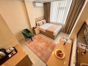 een kleine hotelkamer met een bed en een tafel bij Şimal Hotel in Rize