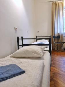 1 dormitorio con cama con almohada y silla en VIKI Kazimierz en Cracovia