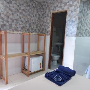 a bathroom with a sink and a toilet in a room at Suítes good trip Itacare sem estacionamento in Itacaré
