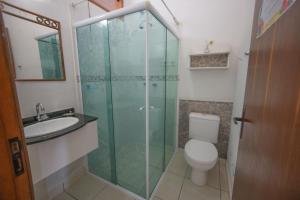 ein Bad mit einer Dusche, einem WC und einem Waschbecken in der Unterkunft Pousada Ventos de Outono in São Roque