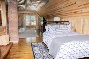 a bedroom with a bed in a room at The Lodge by On Cue Properties in Ghent