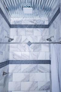 GhentにあるThe Lodge by On Cue Propertiesの白いタイル張りのバスルーム(シャワー付)