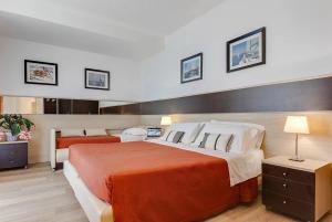 Postel nebo postele na pokoji v ubytování Hotel Kursaal - FRONTE MARE CON PISCINA