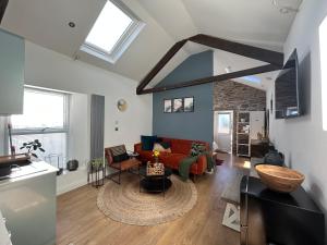 un soggiorno con divano e tavolo di Heart of Falmouth - Entire Studio Apartment a Falmouth