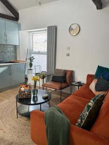 un soggiorno con divano e tavolo di Heart of Falmouth - Entire Studio Apartment a Falmouth