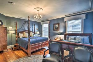 um quarto com uma cama, uma cadeira e um lustre em Historic Renovated Home Less Than 2 Mi to Beach and Pier! em Daytona Beach