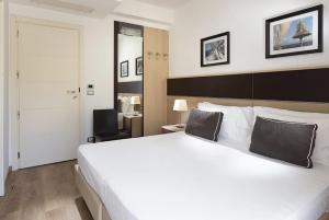 Postel nebo postele na pokoji v ubytování Hotel Kursaal - FRONTE MARE CON PISCINA + 30 fotografií