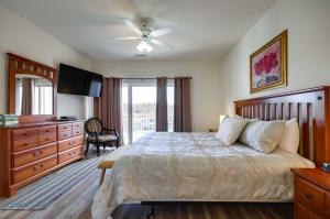 Postel nebo postele na pokoji v ubytování Lakefront Osage Beach Condo Dock Your Boat Here! + 29 fotografií