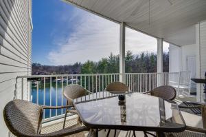 een patio met een tafel en stoelen op een balkon bij Lakefront Osage Beach Condo Dock Your Boat Here! in Osage Beach