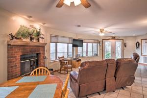 Χώρος καθιστικού στο Burnsville Apt with Deck in Pisgah National Forest