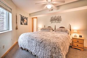 una camera con letto e ventilatore a soffitto di Pisgah National Forest Apartment with Deck and Views! a Burnsville