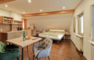 Zimmer mit einem Bett, einem Tisch und Stühlen in der Unterkunft Weingut & Gästehaus Schumann in Lieser