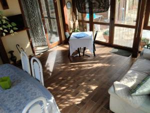 - un salon avec une table et un canapé dans l'établissement B&B Angolo Verde, à Terni