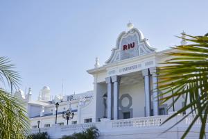 un gran edificio blanco sin señal. en Riu Palace Riviera Maya - All Inclusive en Playa del Carmen
