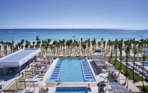 una vista aérea de un complejo con piscina y palmeras en Riu Palace Riviera Maya - All Inclusive en Playa del Carmen