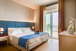 Postel nebo postele na pokoji v ubytování Hotel Kursaal - FRONTE MARE CON PISCINA