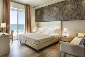 Postel nebo postele na pokoji v ubytování Hotel Kursaal - FRONTE MARE CON PISCINA
