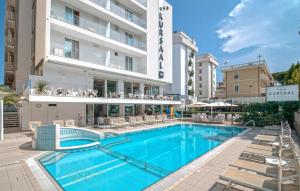 Bazén v ubytování Hotel Kursaal - FRONTE MARE CON PISCINA nebo v jeho okolí
