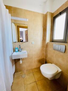 a bathroom with a toilet and a sink at King David Apartment in Netanya