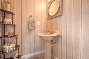 Ένα μπάνιο στο Charming Burnsville Apt with Mountain Views and Deck!