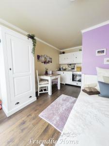 a living room with a table and a kitchen at Friendly Home - Doppelappartement "Purple" Köln Bonn Phantasialand in Brenig