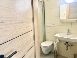 ein Bad mit einem WC und einem Waschbecken in der Unterkunft Gasthof 'Zum alten Turm' in Haslach an der Mühl