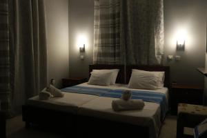 twee bedden in een slaapkamer met handdoeken erop bij Ellis Studios in Meganisi