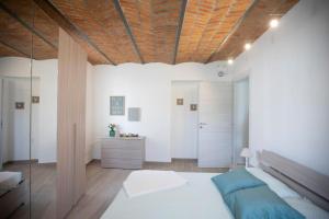 1 dormitorio con cama y techo de madera en Casa Dolce Casa _ a due passi dal Lago Maggiore, en Angera