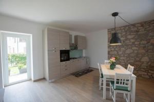 eine Küche und ein Esszimmer mit einem Tisch und Stühlen in der Unterkunft Casa Dolce Casa _ a due passi dal Lago Maggiore in Angera